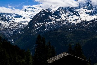 Trois personnes ont survécu à l'accident d'hélicoptère qui s'est crashé contre le Petit Combin. Trois autres ont perdu la vie (archives). KEYSTONE/JEAN-CHRISTOPHE BOTT